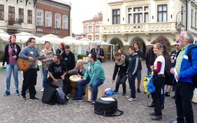 Die deutschen und polnischen Auszubildenden vom Musik-Workshop in der Fußgängerzone von Rzeszow vor dem alten Rathaus