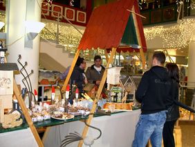 Stand des CJD Homburg am Weihnachtsmarkt im Homburger Saarpfalz-Center 