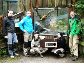 Auszubildende präsentieren das Buntmarderhäuschen mit Ausbildungsmeister Horst-Peter Welsch. Rechts im Bild: Zoodirektor Dr. Norbert Fritsch