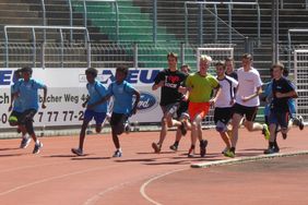 Die Läufer nach dem Start zum 1000 m Lauf der Herren