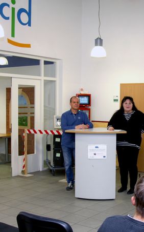 Andreas Poss, Praxisanleiter und Sozialarbeiterin Sabine Ullrich begrüßen die neuen Teilnehmer in der PC - Werkstatt.