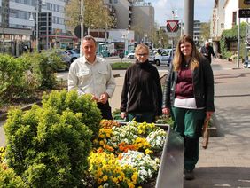 Auszubildende des CJD Homburg pflanzen Frühlinsblumen im Saarpfalz-Center