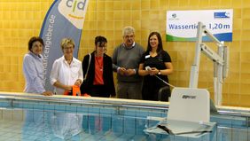 Der Rotarier Club Homburg-Zweibrücken spendete einen Lifter für das Schwimmbad des CJD Homburg
