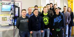 Gruppenfoto der neuen Maßnahmeteilnehmer in der PC - Werkstatt mit ihren Betreuern