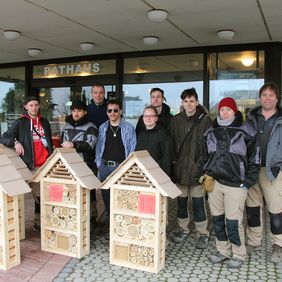 CJD Homburg baut Insektenhotels für das Mandelbachtal