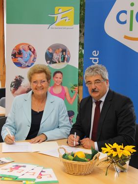 Gesundheitsministerin Monika Bachmann und Norbert Litschko, Geschäftsführer im CJD Homburg/Saar unterzeichneten den Kooperationsvertrag