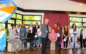 Folklore-Musikgruppe des CJD Homburg/Saar bei der Abschlussfeier ehemaliger Azubis
