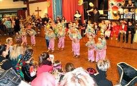Die „Tanzmäuse“ der Kindergarde der Homburger Narrenzunft(HNZ) mit „Heidi und Peter“ zeigten bei ihrem Auftritt ihren neu einstudierten Tanz.
