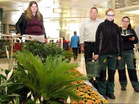 Auszubildende des CJD Homburg pflanzen Frühlinsblumen im Saarpfalz-Center